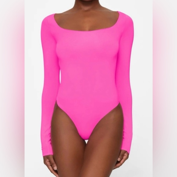 SKIMS ESSENTIAL BODYSUITS Essential Long Sleeve Scoop Neck Bodysuit NWOT - Picture 1 of 9